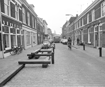 858899 Gezicht in de Riouwstraat te Utrecht, met bielzenzitjes.